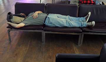 Olivier dort dans l'aéroport